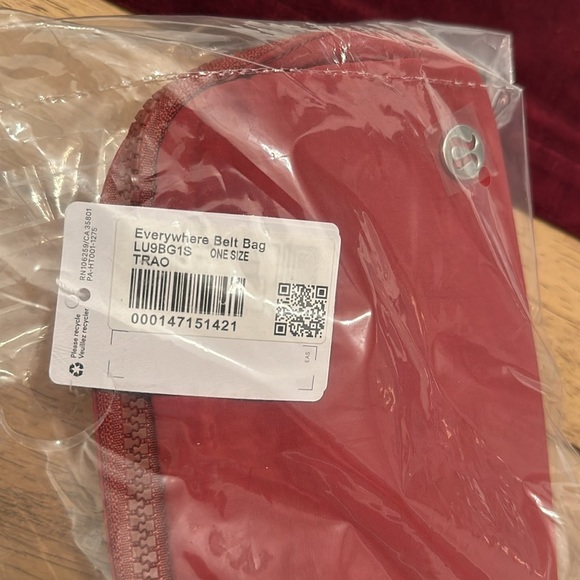 NEW Lululemon everywhere belt bag, in sold out Terra Orange - Picture 10 of 11